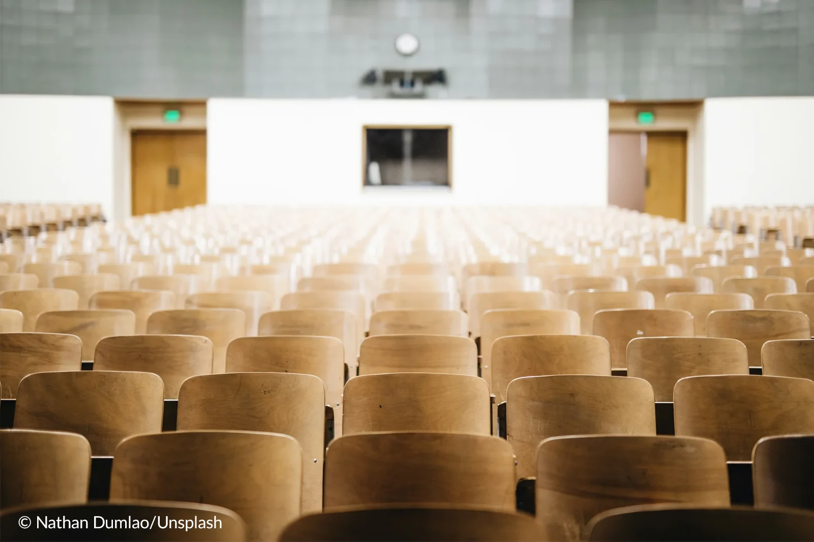 Blick in due Stuhlreihen eines Hörsaals